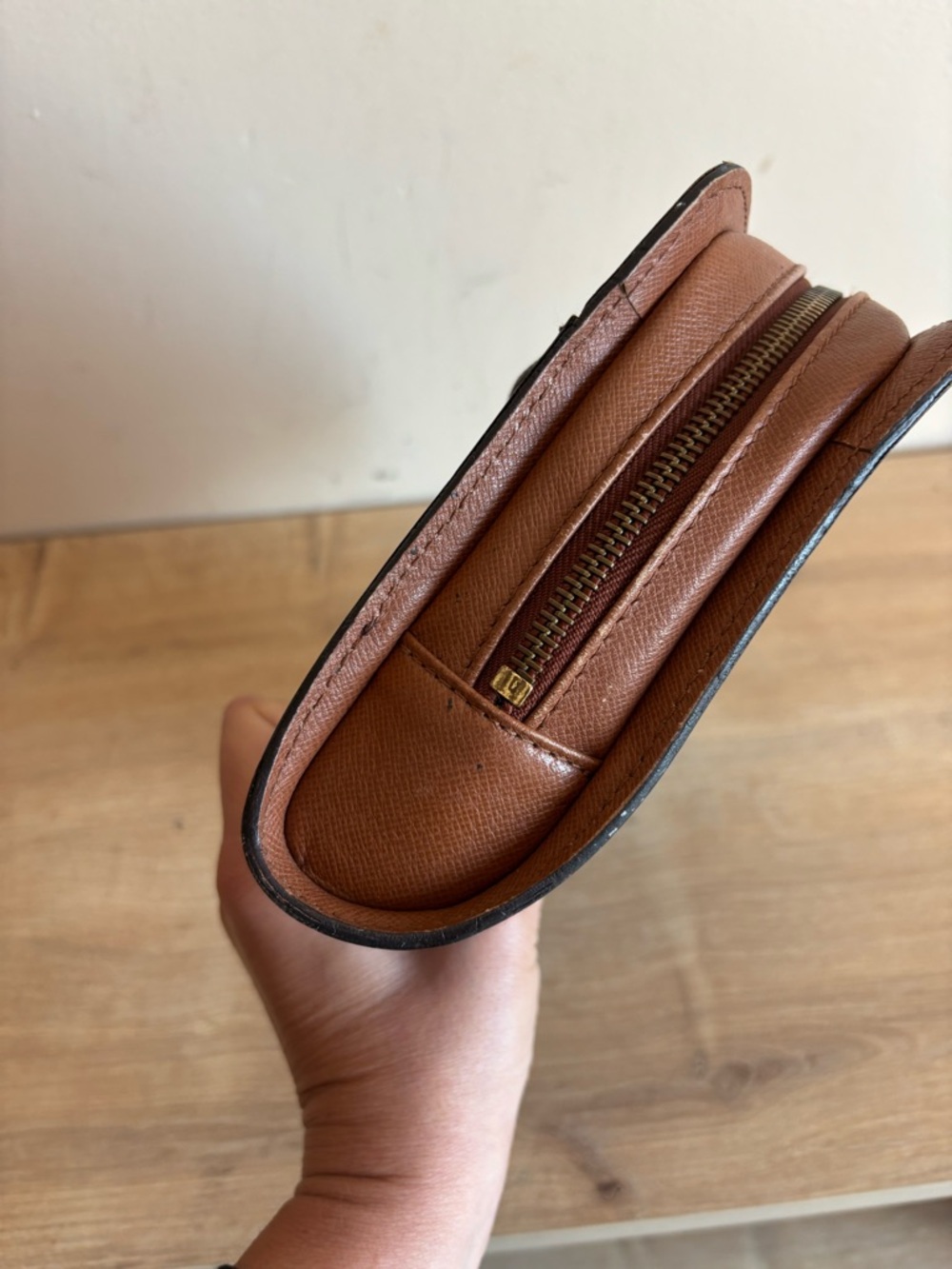 Authentic louis Vuitton monogram clutch - Picture 7 of 10